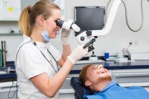Mikroskop stomatologiczny. Dzięki niemu leczenie zębów pod mikroskopem jest dokładne - pozwala na bezbolesne leczenie kanałowe zęba, nawet najmniejszych, rozgałęzionych kanałów zębowych. dentysta szczecin